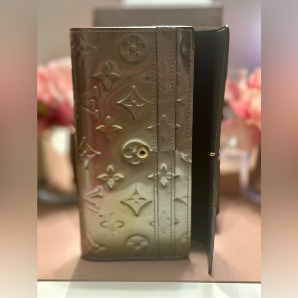 ❤️‍🔥Gorgeous Unique Louis Vuitton Gris Art DecoMonogram Vernis Sarah Wallet❤️‍ - Picture 12 of 13
